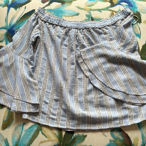 4 blouses in blue colors Eden and Olivia, Gap, J. Crew, and Lucky Brand - Picture 5 of 9